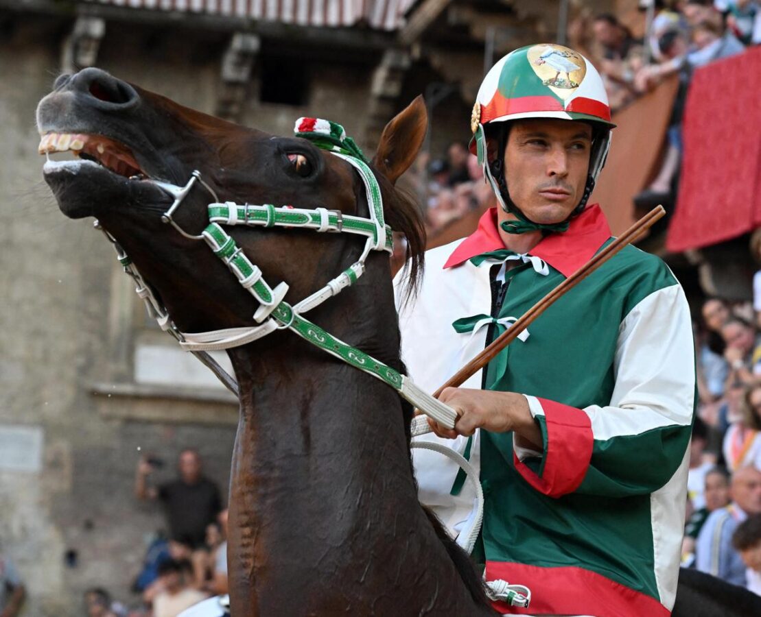 Aquila vince il Palio di Siena, Tittia fa 12: chi è il fantino dei record