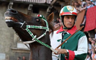 Aquila vince il Palio di Siena Tittia fa 12 chi e il fantino dei record 364x230