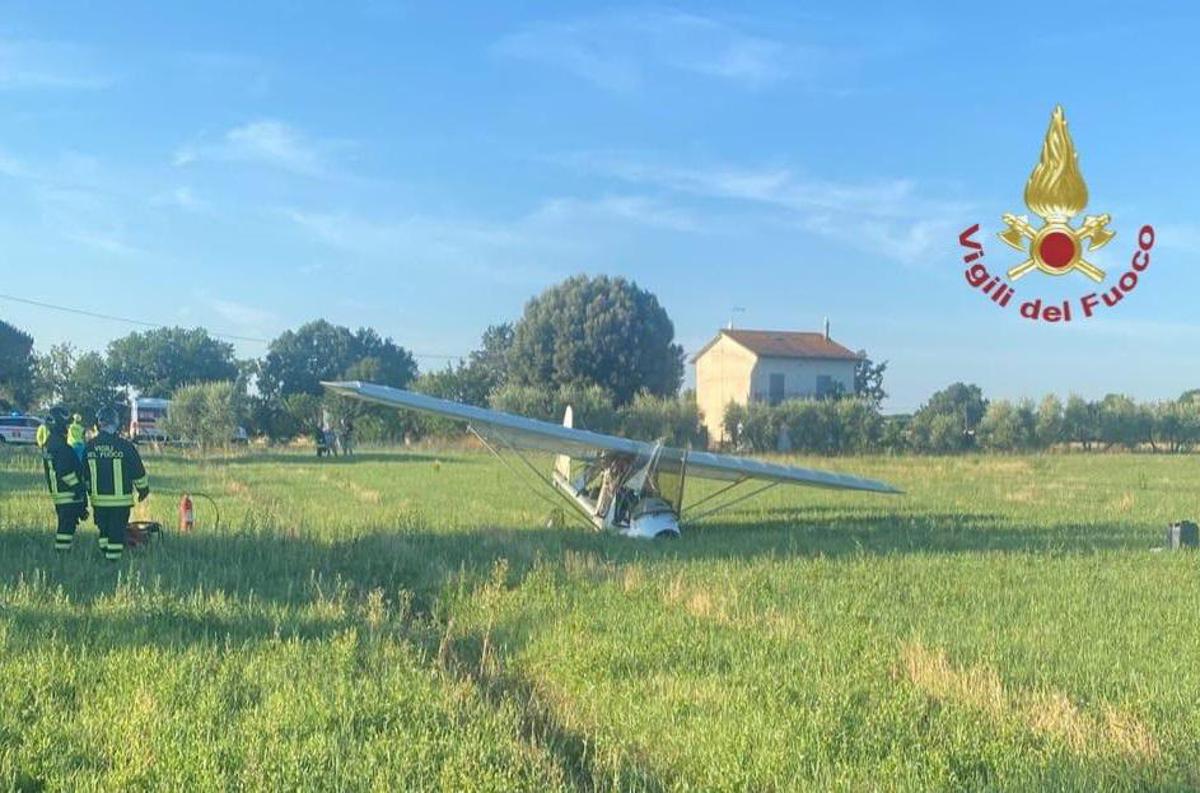 Arezzo, ultraleggero precipita a Castiglion Fiorentino: morto pilota