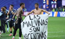Argentina Inghilterra Lo Celso e Otamendi con striscione per Malvinas rischio squalifica 265x160