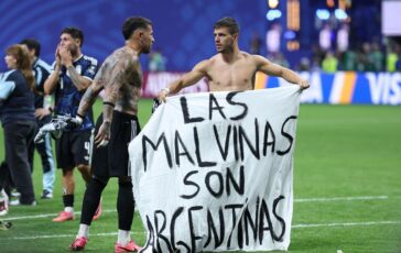 Argentina Inghilterra Lo Celso e Otamendi con striscione per Malvinas rischio squalifica 364x230