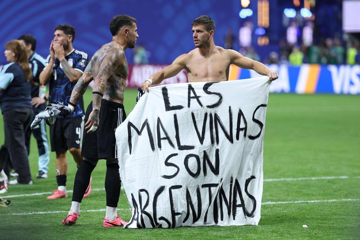 Argentina-Inghilterra, Lo Celso e Otamendi con striscione per Malvinas: rischio squalifica
