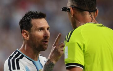 Argentina Messi litiga con larbitro Non mancarmi di rispetto 364x230