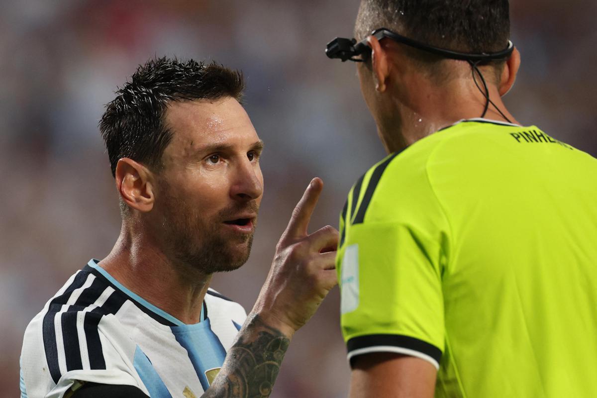 Argentina, Messi litiga con l'arbitro: "Non mancarmi di rispetto"