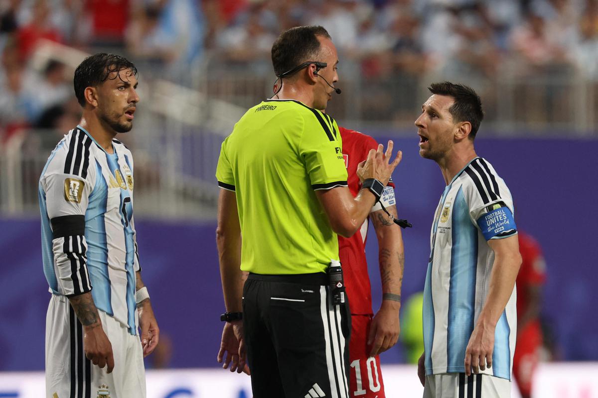 Argentina-Svizzera, rigore non dato e rosso a Embolo: proteste ai Mondiali