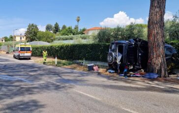 Auto finisce contro un albero a Cisterna di Latina due morti 364x230
