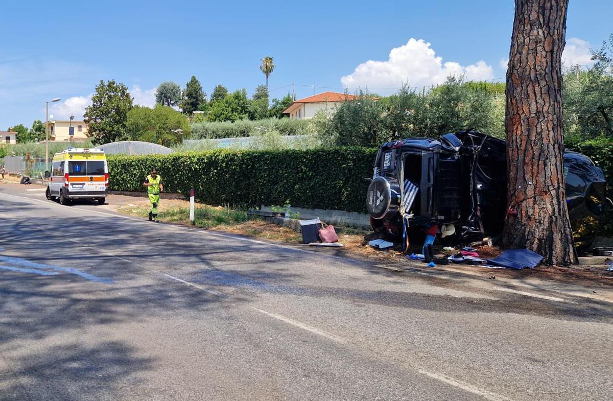 Auto finisce contro un albero a Cisterna di Latina: due morti