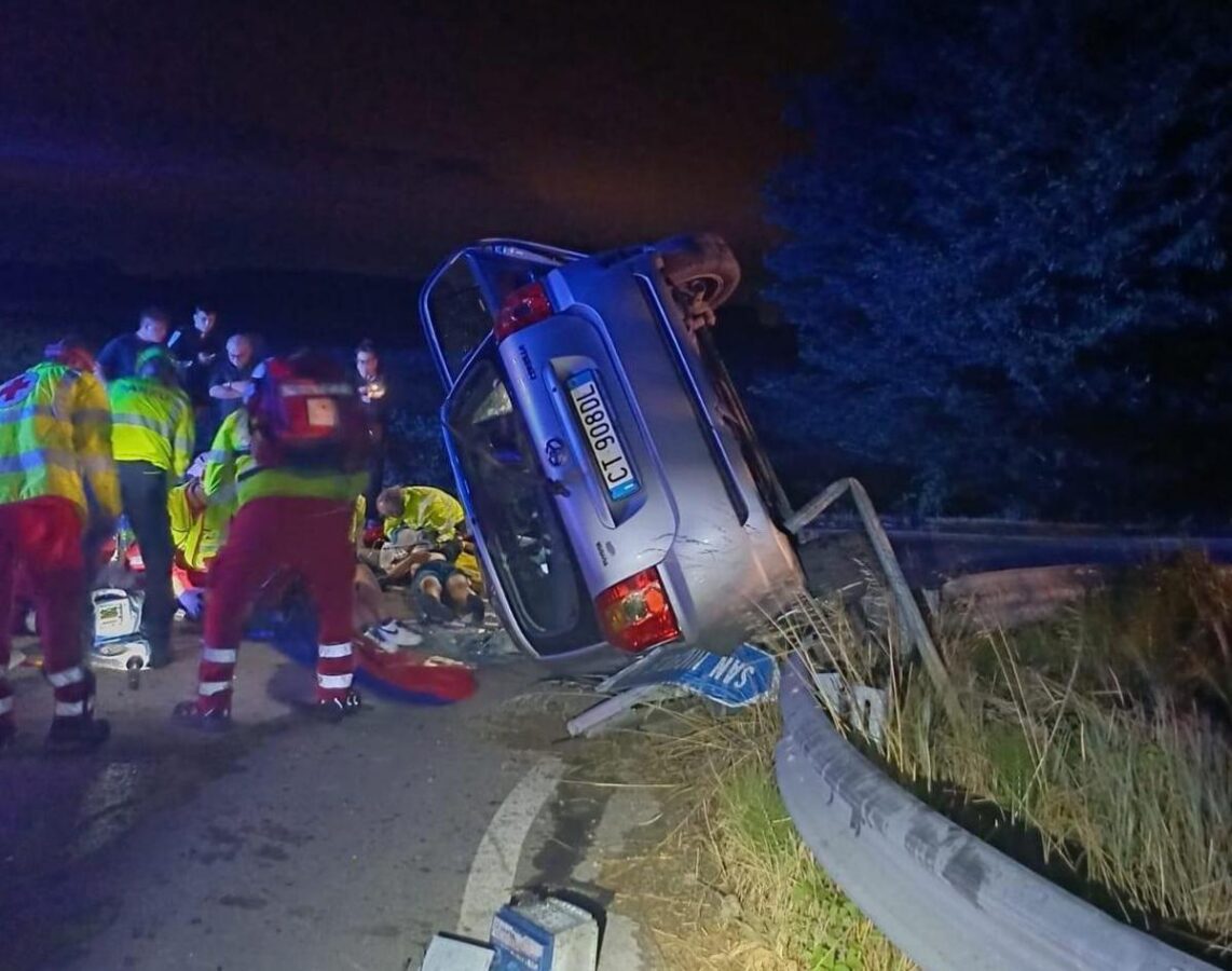 Auto fuori strada nel Mantovano, morto 38enne: gravi i figli di 5 e 10 anni