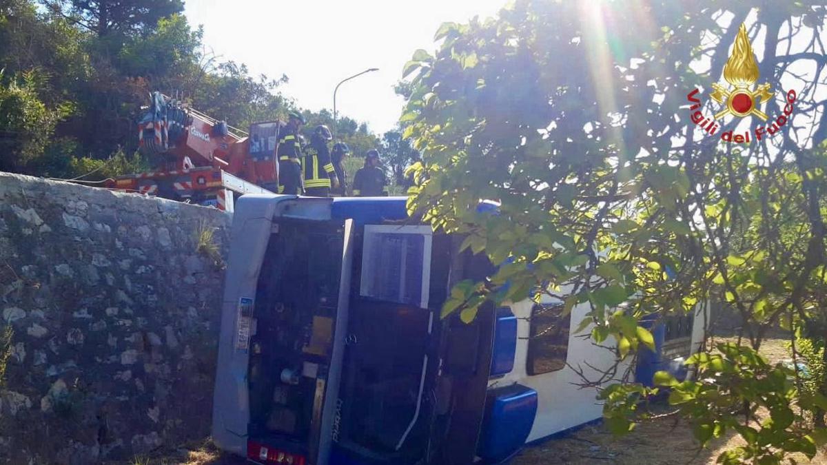 Autobus finisce fuori strada, morto un passeggero e due feriti vicino Formia
