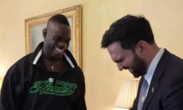 Balotelli a New York dal sindaco Mamdani stretta di mano e maglia del Ghana in dono 265x160