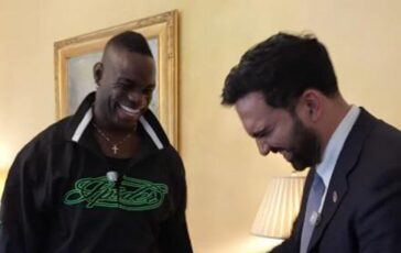 Balotelli a New York dal sindaco Mamdani stretta di mano e maglia del Ghana in dono 364x230