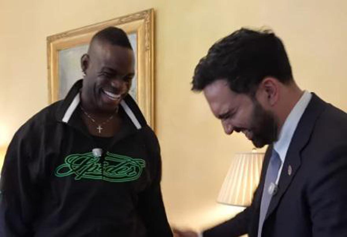 Balotelli a New York dal sindaco Mamdani, stretta di mano e maglia del Ghana in dono