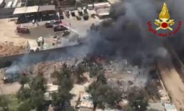 Bari vasto incendio al campo rom baracche distrutte 80 evacuati 265x160