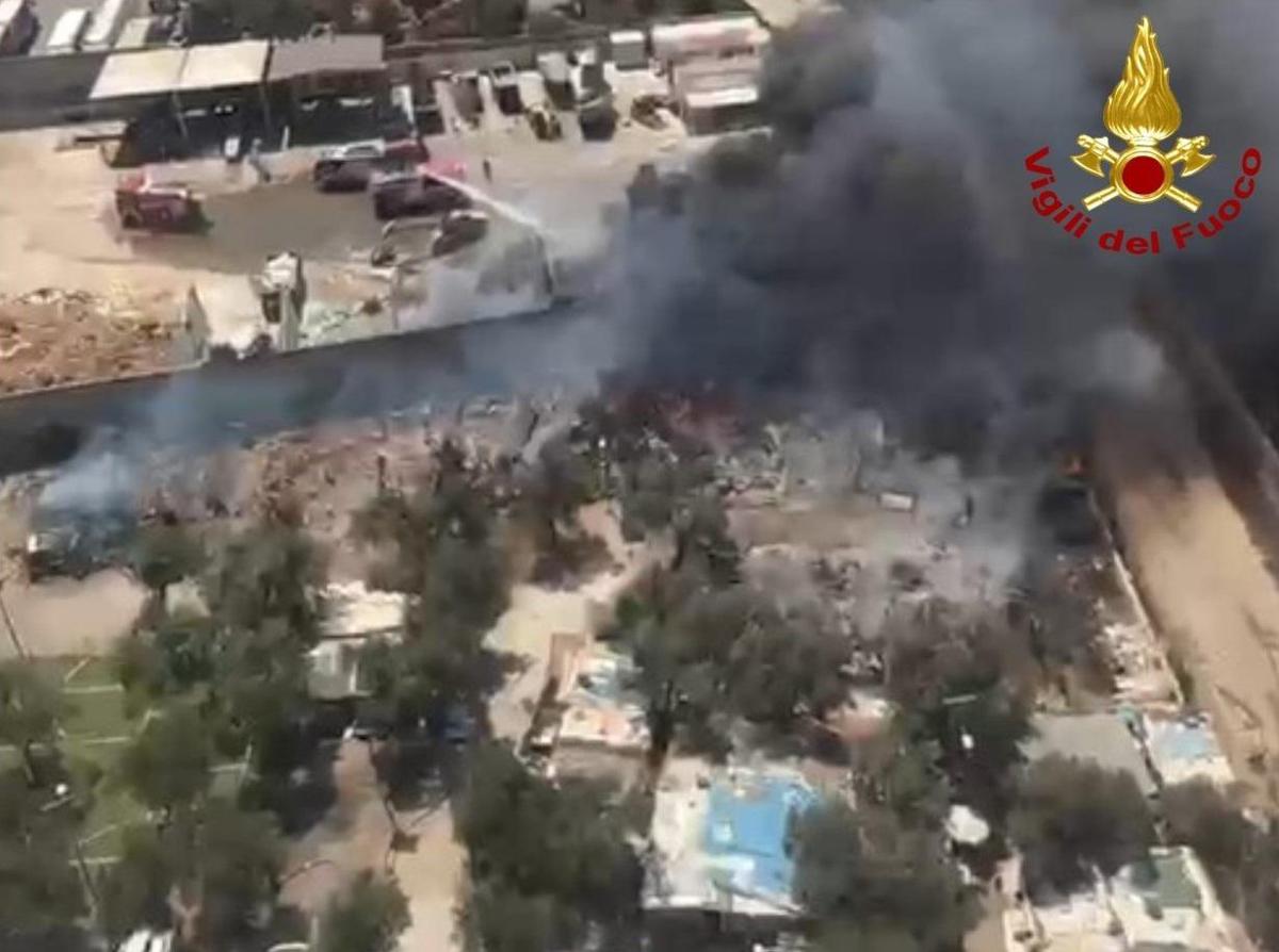 Bari, vasto incendio al campo rom: baracche distrutte, 80 evacuati