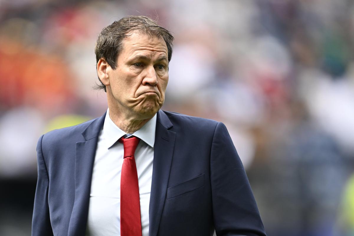 Belgio-Senegal, succede di tutto: ct annaffiato, invasione e lite in campo