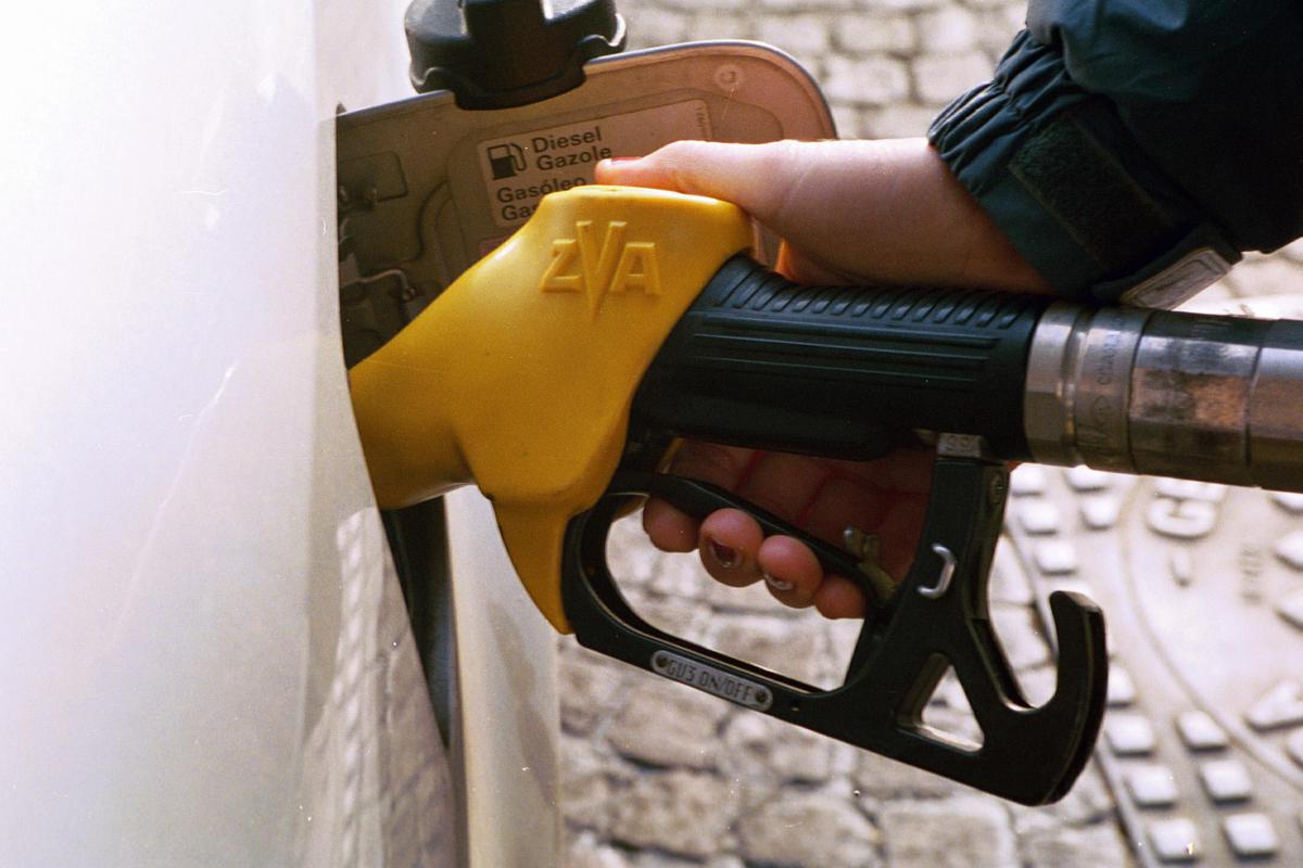 Benzina a un passo dai 2 euro, diesel torna a salire con forza: i prezzi dei carburanti oggi