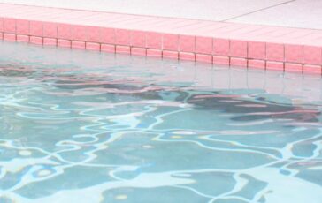 Bimba di 4 anni annega nella piscina dellalbergo a Milano Marittima﻿ 364x230
