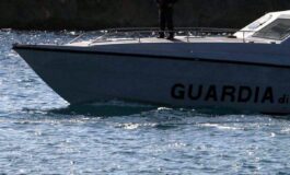 Bimba si tuffa da catamarano ma si ferisce alla testa salvata nelle acque davanti a Palmarola 265x160