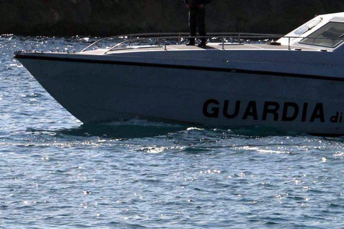 Bimba si tuffa da catamarano ma si ferisce alla testa, salvata nelle acque davanti a Palmarola