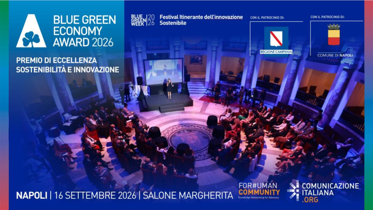 Salone con platea di imprenditori e dirigenti in attesa della premiazione con trofei dorati, immagine di approfondimento