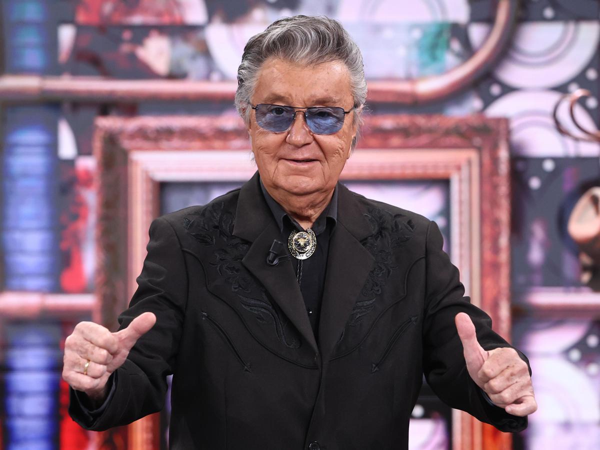 Bobby Solo annulla il concerto a Castiglione del Lago per la "presenza dei chironomidi". Cosa è successo