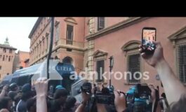 Bologna in piazza per Fakir scontri manifestanti agenti e idranti sulla folla poster 265x160