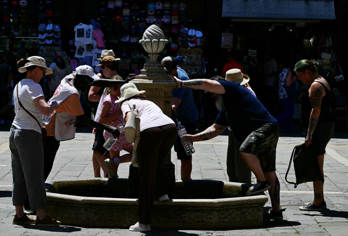 Caldo record, 21 città in bollino rosso oggi: da domani arriva la tregua
