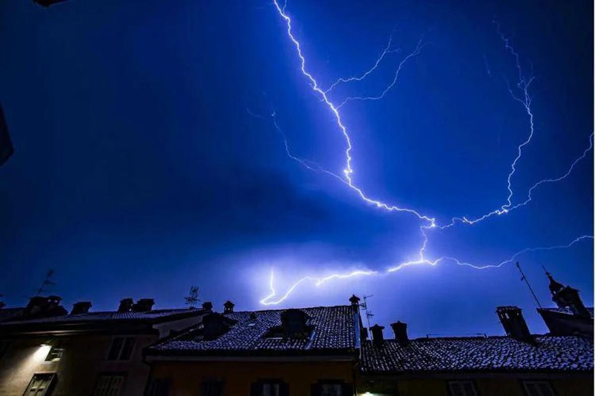Caldo record, Pregliasco: "I temporali peggiorano gli effetti sulla salute"
