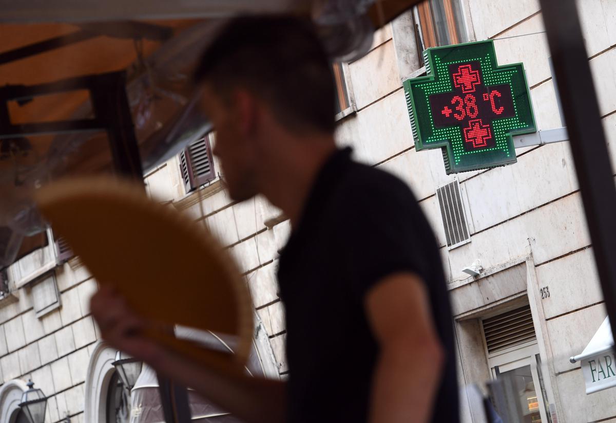 Caldo record verso il picco, terza ondata tra temporali al Nord e oltre 40°C al Sud: previsioni meteo