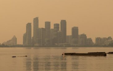 Canada oltre 200 incendi fuori controllo fumo invade gli Usa 364x230