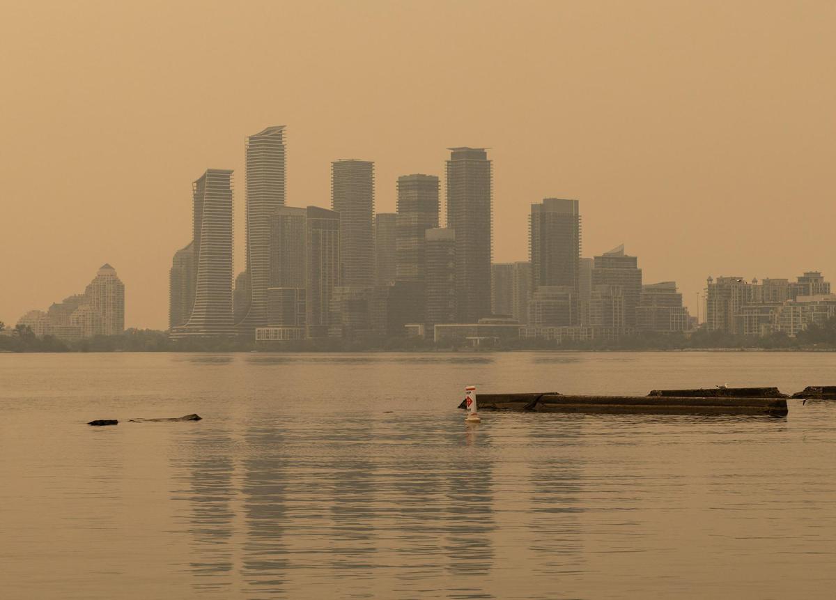 Canada, oltre 200 incendi fuori controllo: fumo 'invade' gli Usa