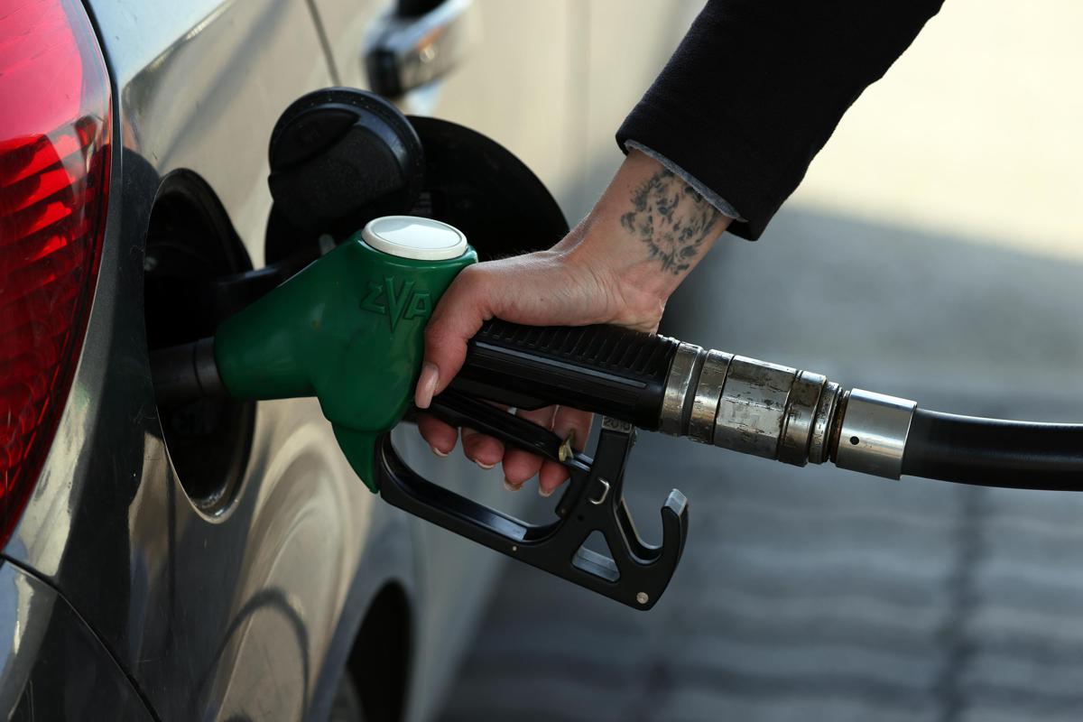 Carburanti, benzina al massimo del 2026: prezzi verso 1,97 euro al litro
