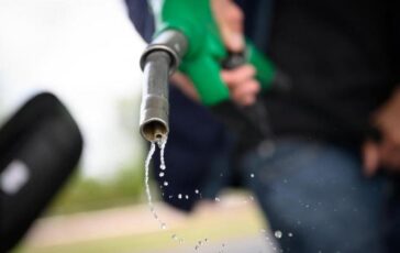 Carburanti prezzo benzina a 1989 euro al litro. Gasolio oltre i due euro 364x230
