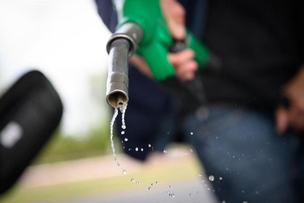Carburanti, prezzo benzina a 1,989 euro al litro. Gasolio oltre i due euro