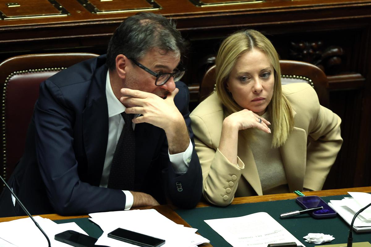 Caro carburanti, vertice Meloni-Giorgetti: ipotesi accise mobili