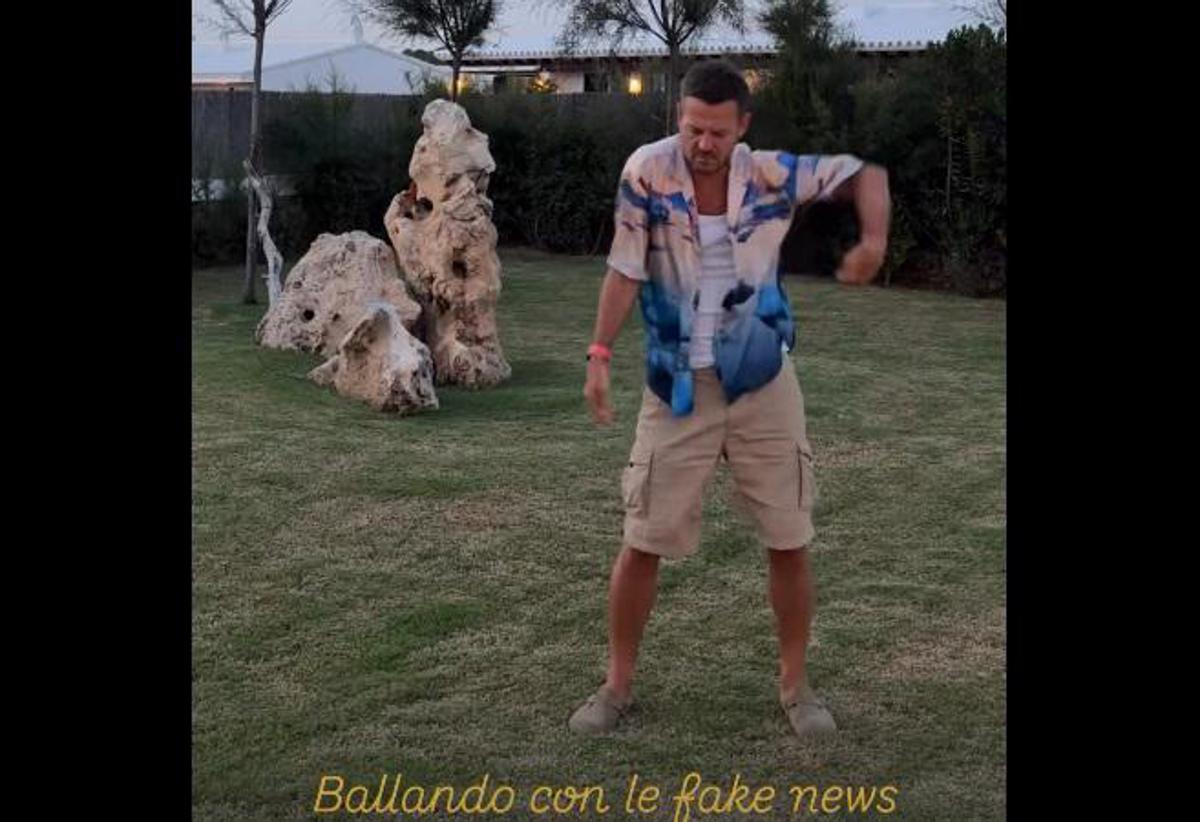 Cattelan non sarà a 'Ballando con le Stelle', la smentita arriva via social