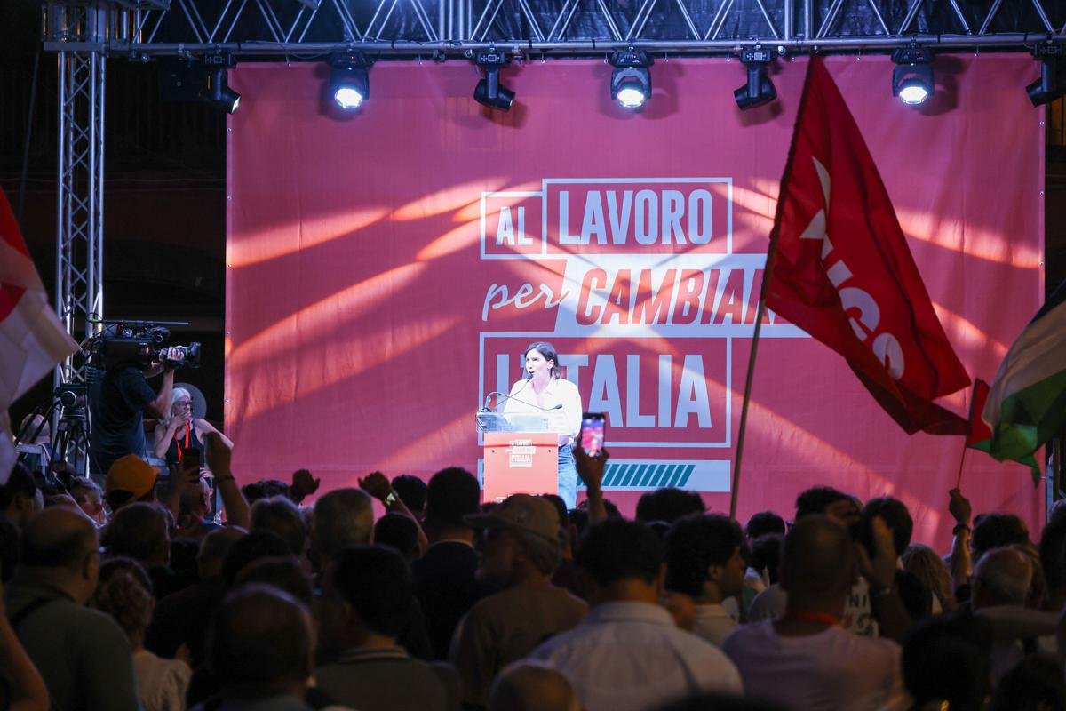 Centrosinistra, leader a Napoli lanciano volata 'anti Meloni'. Contestatori interrompono comizio