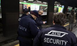Cosa guardi Sono uomo e musulmano sfregia una ragazza in metro a Milano 265x160