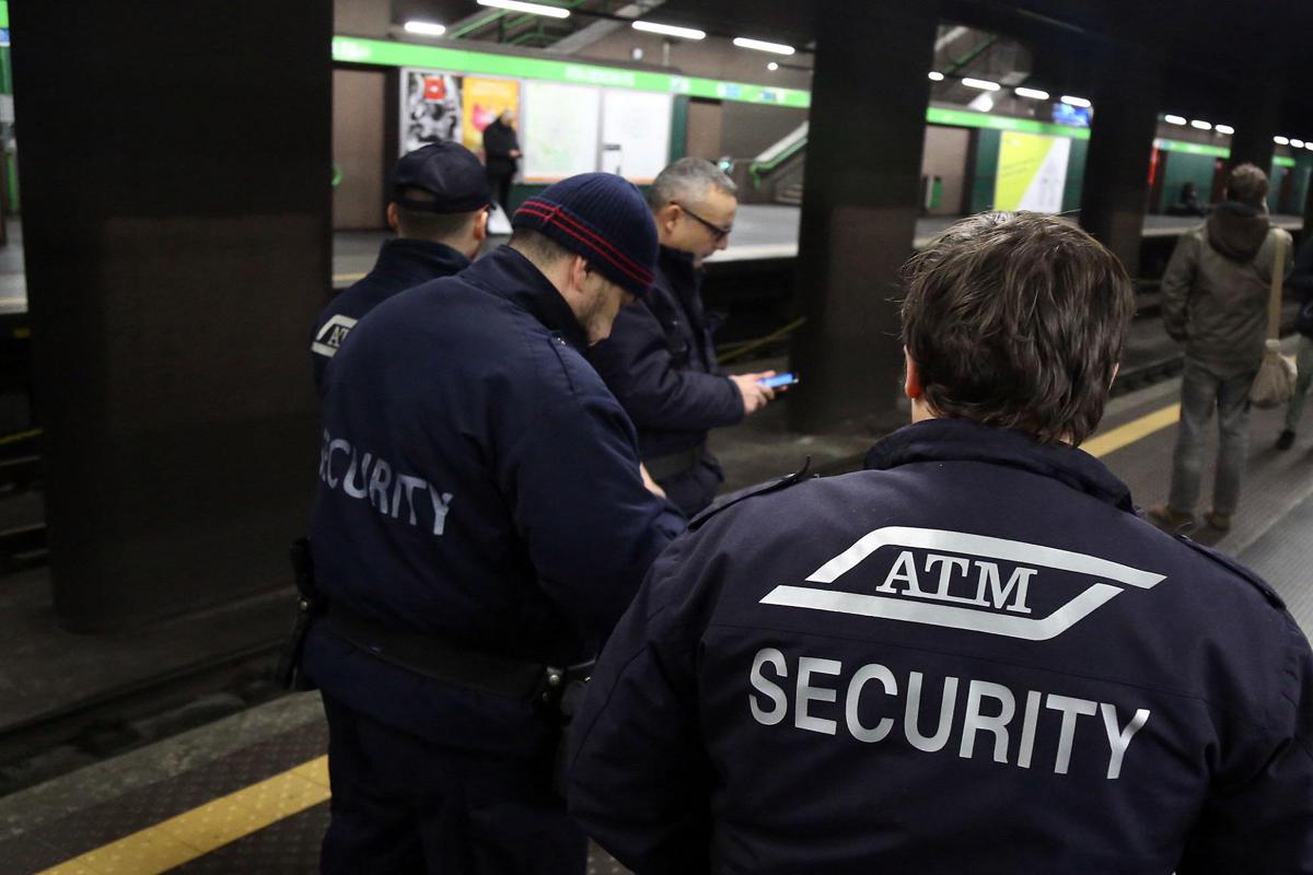 "Cosa guardi? Sono uomo e musulmano", sfregia una ragazza in metro a Milano
