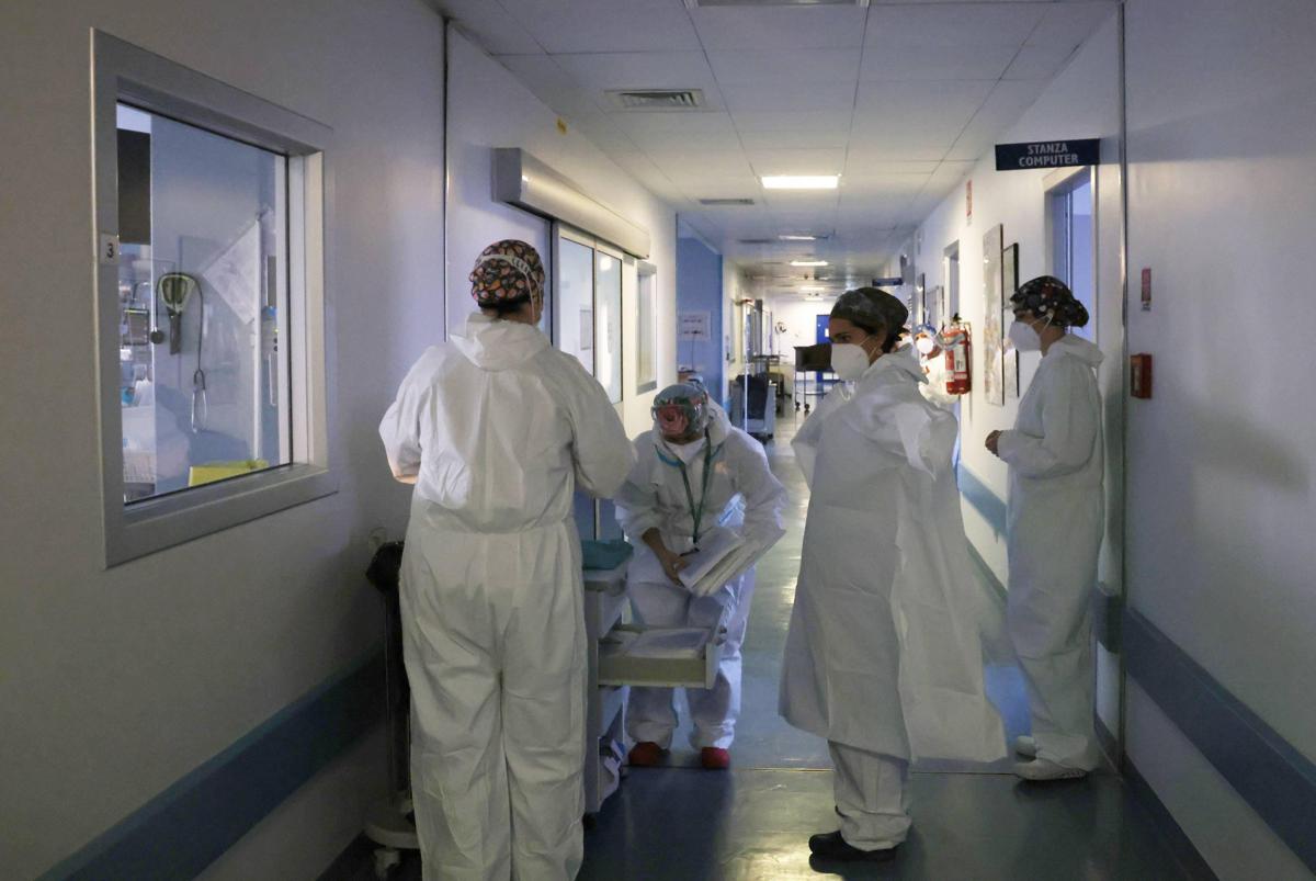 Covid, medici radiati vengono reintegrati. Burioni e Bassetti: "Vergogna"