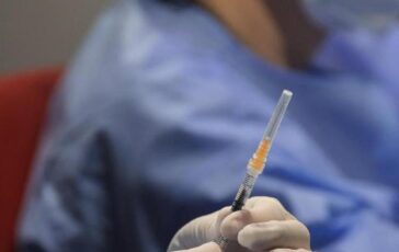 Covid via libera a emendamento su reintegro sanitari no vax e scontro 364x230