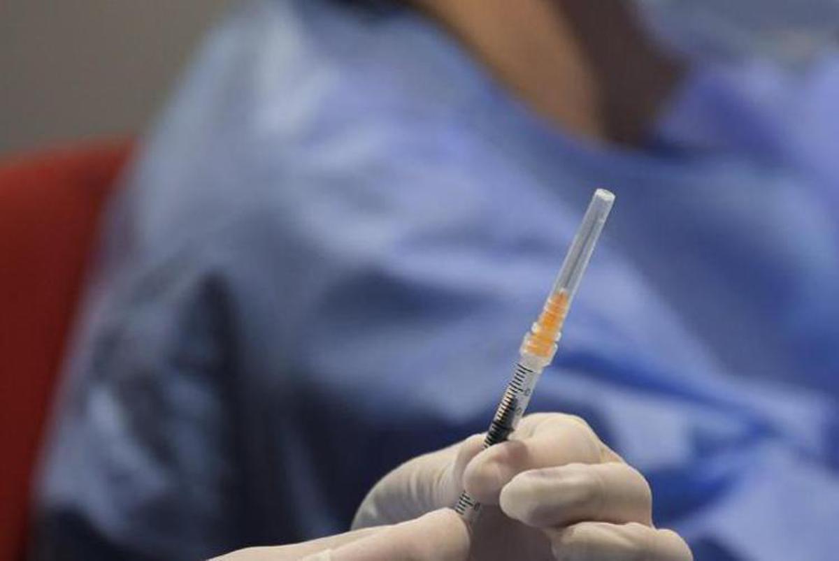 Covid, via libera a emendamento su reintegro sanitari no vax: è scontro