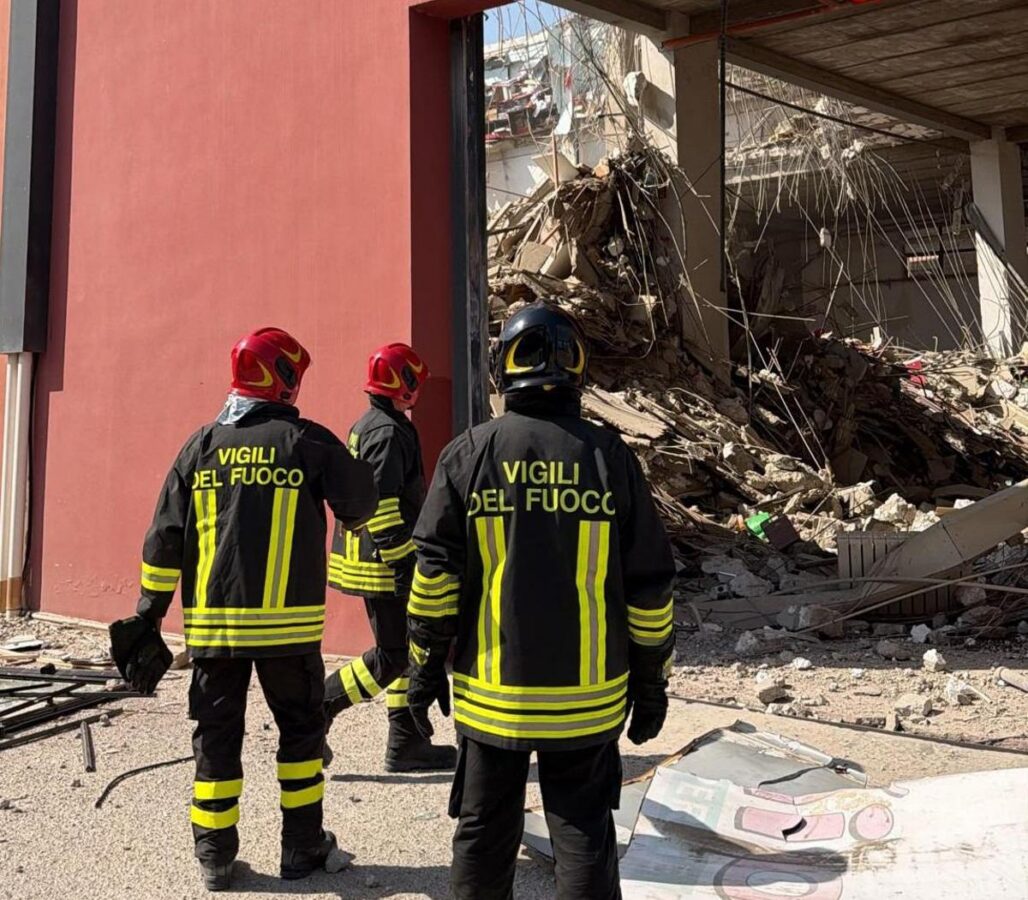 Crollo palazzina Messina, 6 dispersi: ricerche rese difficili da incendio che cova sotto le macerie