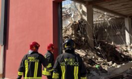 Crollo palazzina Messina 6 dispersi ricerche rese difficili da incendio che cova sotto le macerie 265x160