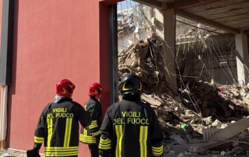 Crollo palazzina Messina 6 dispersi ricerche rese difficili da incendio che cova sotto le macerie 364x230