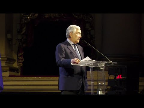 Sala conferenza con relatori, tavoli riuniti, pubblico attento durante evento culturale istituzionale, immagine di approfondimento