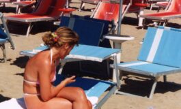 Dagli occhiali al portafogli ecco gli oggetti piu dimenticati dai bagnanti in spiaggia 265x160