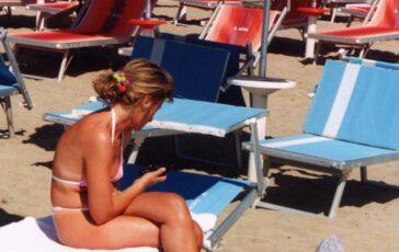 Dagli occhiali al portafogli ecco gli oggetti piu dimenticati dai bagnanti in spiaggia 364x230