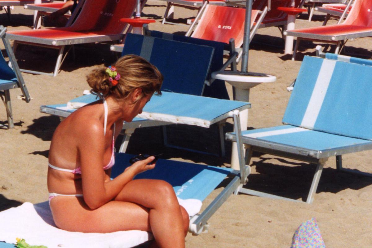 Dagli occhiali al portafogli, ecco gli oggetti più dimenticati dai bagnanti in spiaggia