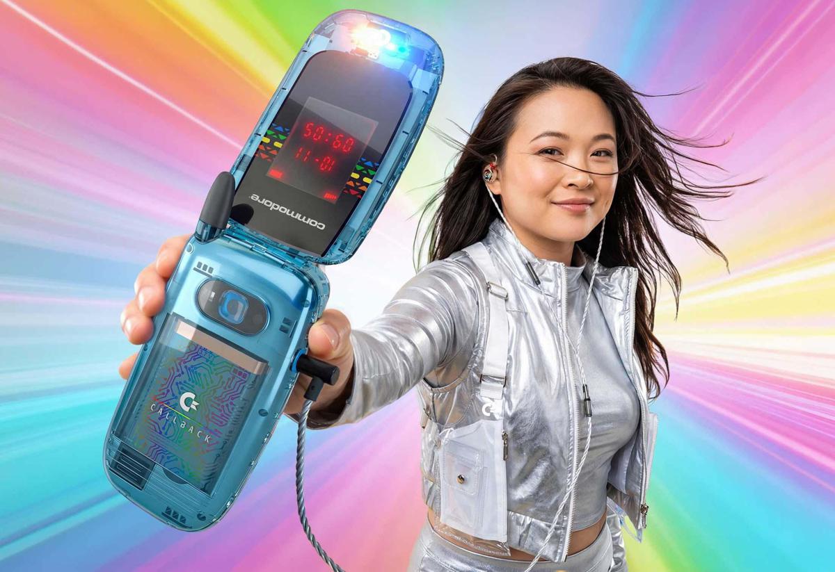 Giovani consulenti attorno a schermi spenti, smartphone vintage su tavolo, persone che guardano lontano dalla tecnologia, immagine di approfondimento